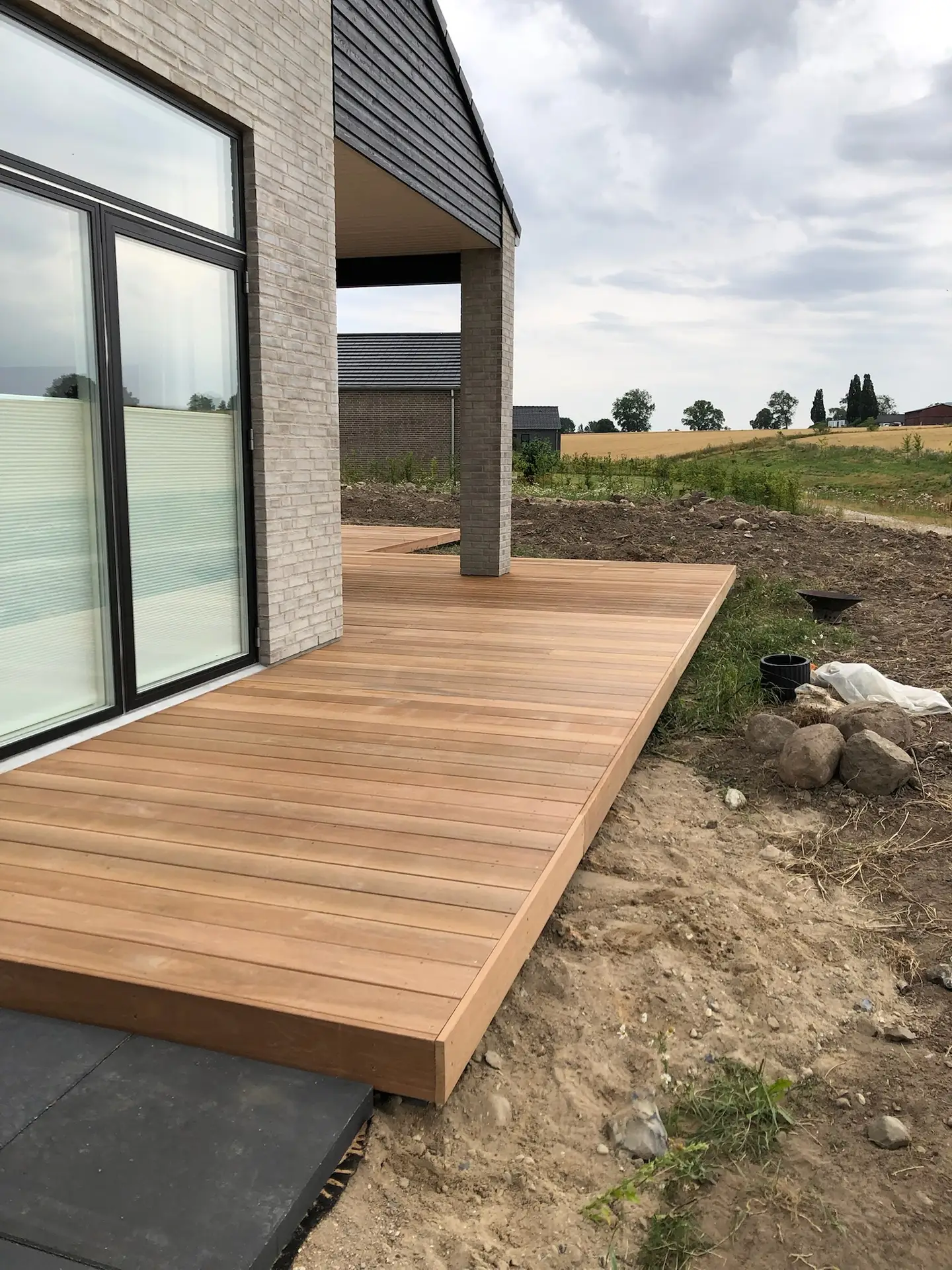 Træterrasse ved moderne nybyggeri 3