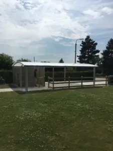 Garage og overdækning set på afstand i færdigt udtryk