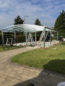 Carport under opbygning med buet stålkonstruktion