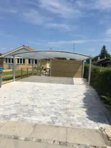 Færdig carport med flisebelægning og overdækning