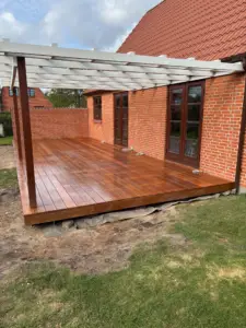 Træterrasse med overdækning i træ