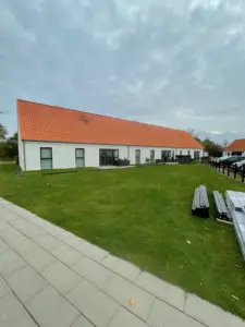 Åbent græsareal uden hegn før opsætning af afskærmning