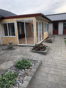 Renoveret tilbygning med nye vinduer og træbeklædning