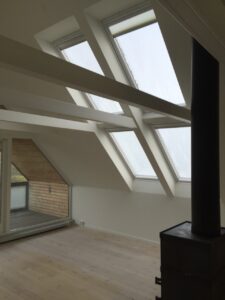 ovenlys og skråvægge efter renovering