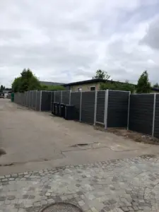 Komposithegn anvendt som afskærmning i fællesareal og indkørsel.
