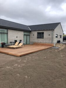 Træterrasse ved moderne nybyggeri