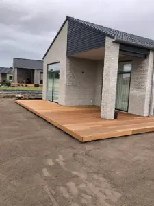 Træterrasse ved moderne nybyggeri 2