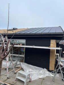Udvendig renovering – montering af ny facade og tagkonstruktion
