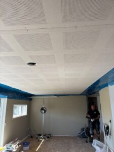 Indvendig renovering – montering af akustikloft og spots