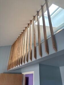 Indvendig renovering – specialbygget trappe med trælameller