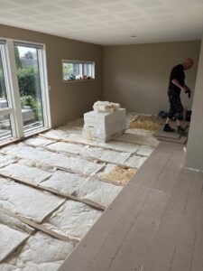 Indvendig renovering undervejs – montering af gulv og klargøring af rum