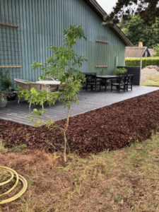 Færdig kompositterrasse opført ved bolig med spiseområde