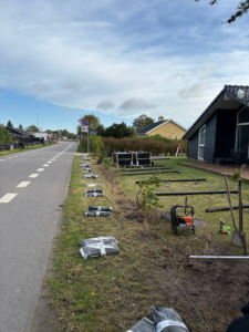 Vejkant og haveområde før etablering af støjhegn