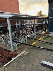 Område ved cykelparkering før opsætning af panelhegn