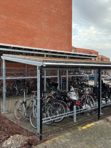 Panelhegn monteret omkring cykelparkering for sikker og aflukket opbevaring