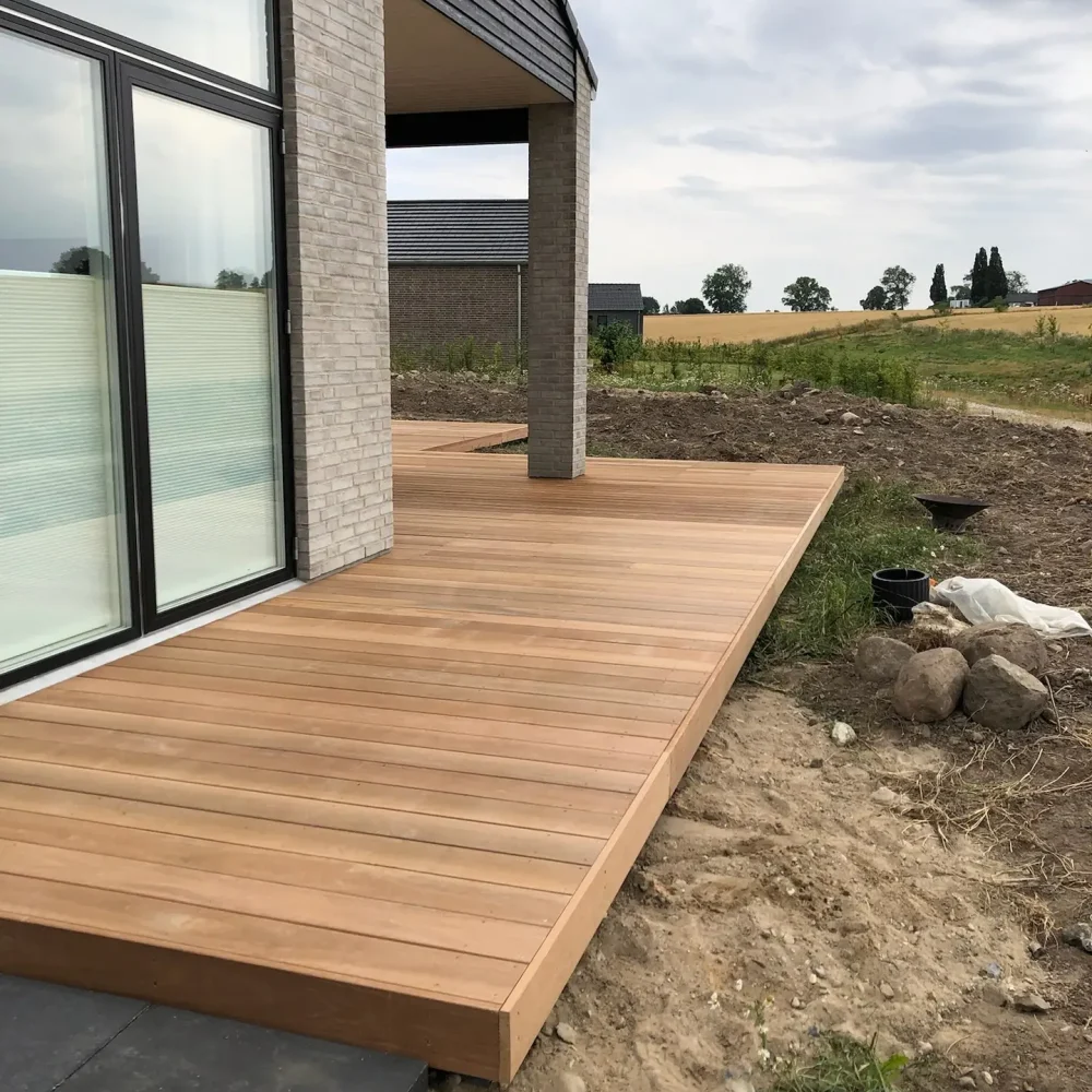 Træterrasse ved moderne nybyggeri 3